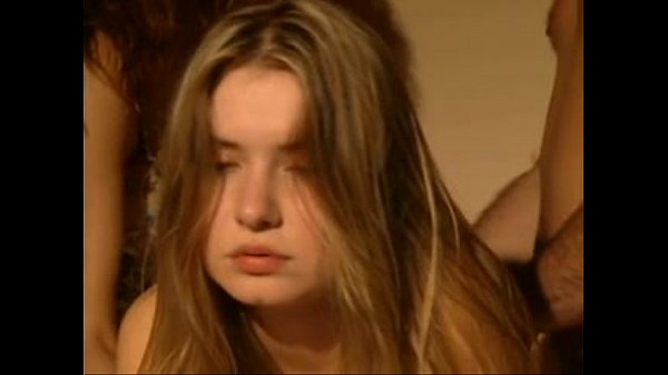 Jeune blonde en chaleur se fait éclater son petit trou pour la première fois dans un plan cul à trois